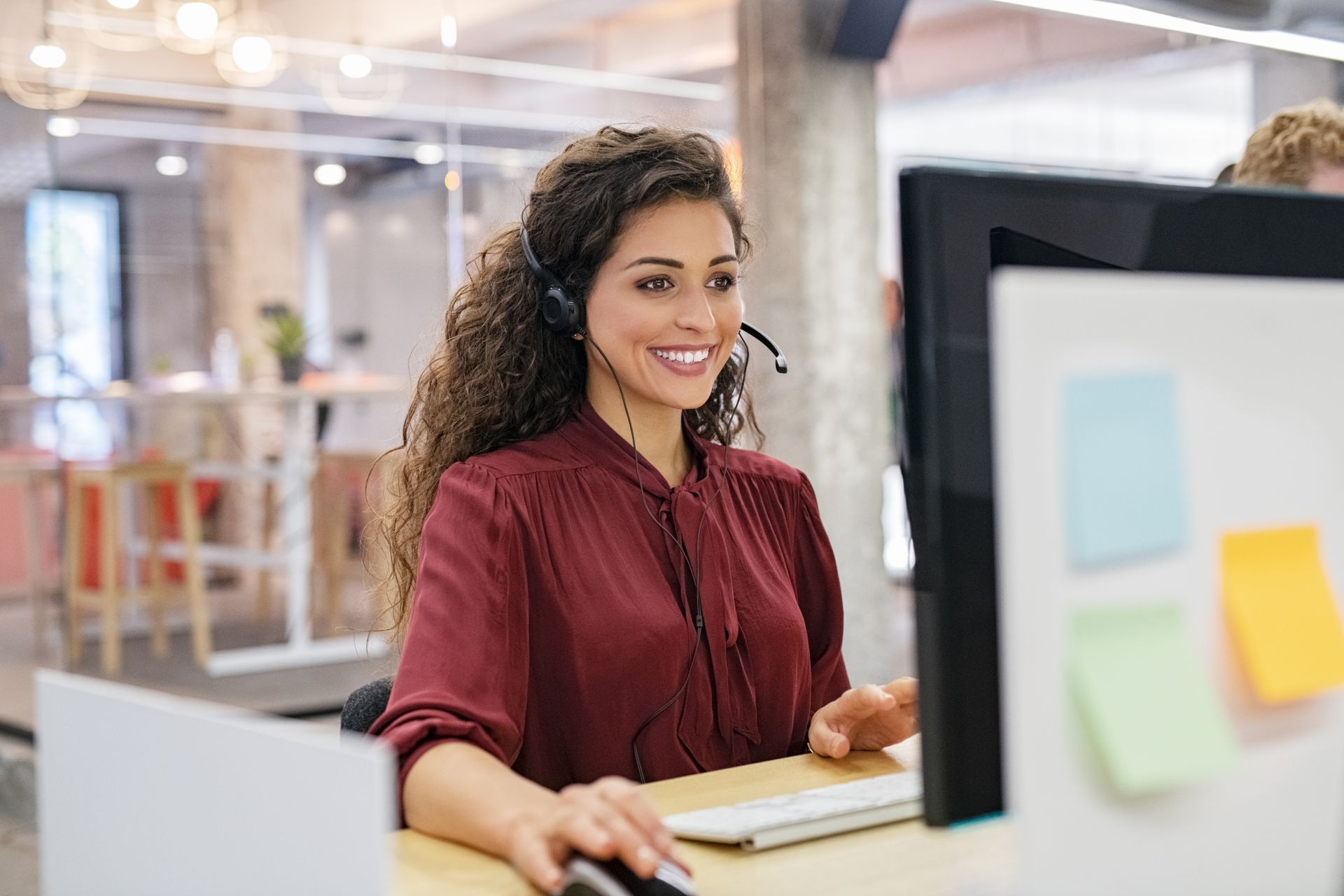 https://www.electranorte.es/area-clientes/resources/happy-smiling-woman-working-in-call-center-wzecz2u.jpg